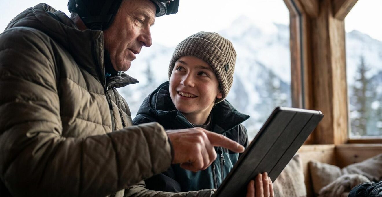 Moniteur analysant la position d'un skieur sur tablette lors d'une leçon