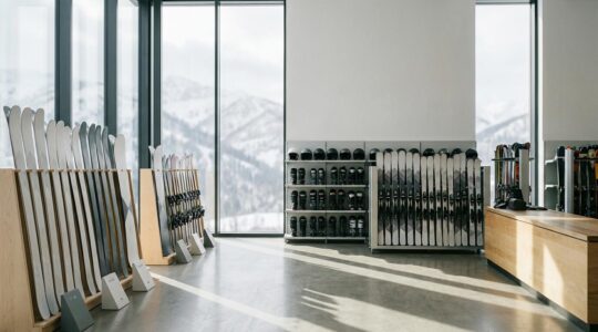 Comparaison visuelle entre du matériel de ski neuf et de location dans un magasin de montagne