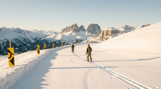 Skieurs évoluant sur une piste enneigée avec balisage de sécurité visible